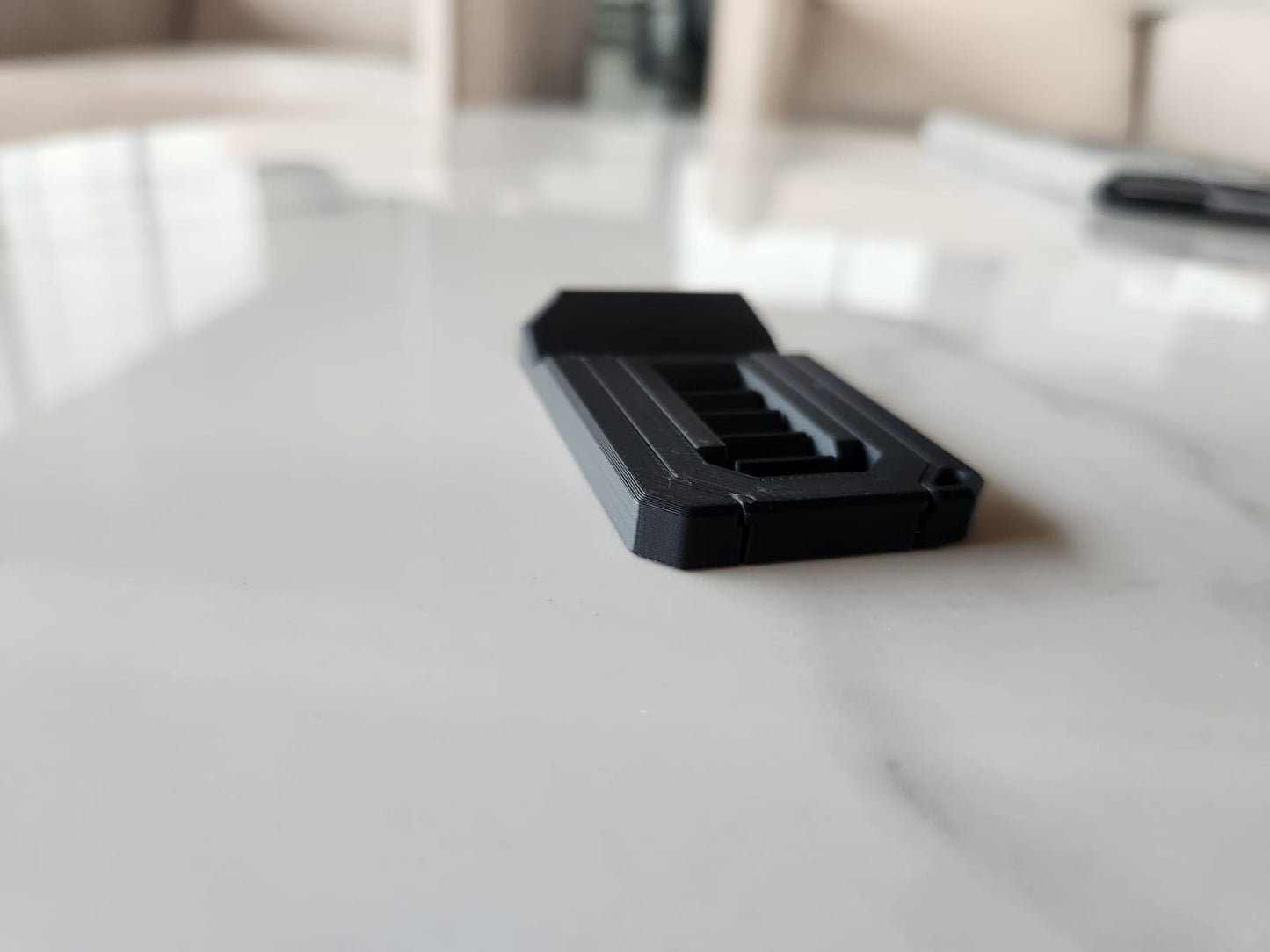 FlexiStand Keychain – Sleek Mobile Stand On-the-Go